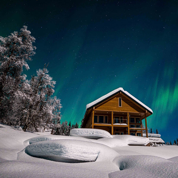 Tordrillo Mountain Lodge under a sky full of the Northern Lights